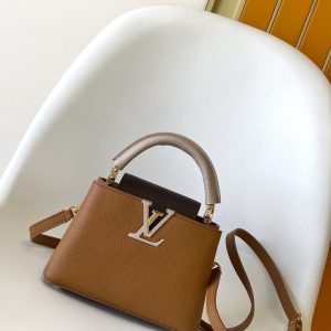 p105031.05 x 20.0 x 11.0 cm (L x H x W) 27.0 x 17.3 x 9.0 cm (L x H x W) 21.0 x 13.6 x 8.0 cm (L x H x W) • Taurillon calf leather • Calf leather trim •Cowhide leather lining•Metal hardware•Flap can be positioned inside or outside•Zippered interior pocket•Interior patch pocket•Metal studs•Holds smartphone, LV Vertical wallet, headphones, and keys•Strap: Detachable, adjustable•Strap half-length: 45.5 cm•Strap half-length adjustable to: 53.0 cm•Handle: Single handle